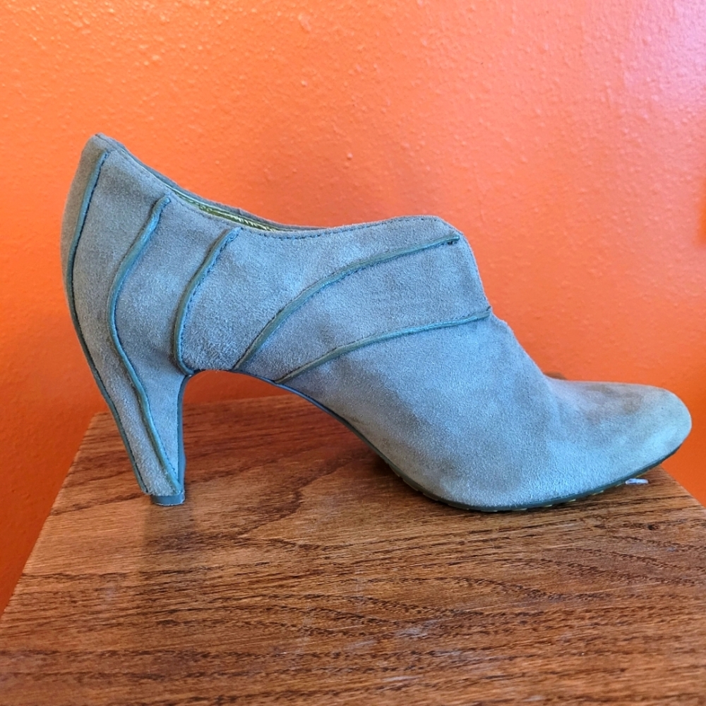 Tsubo green suede heel